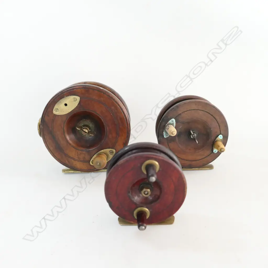 THREE VINTAGE STARBACK REELS, LARGEST 4½" Image 1++
